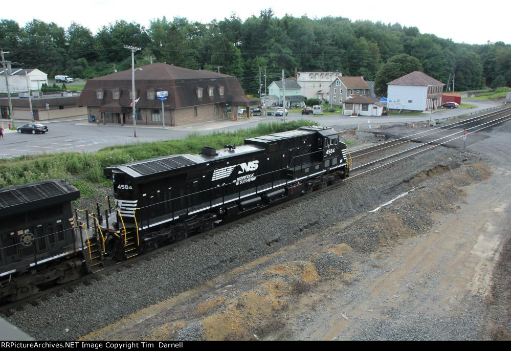 NS 4584 leads 13V